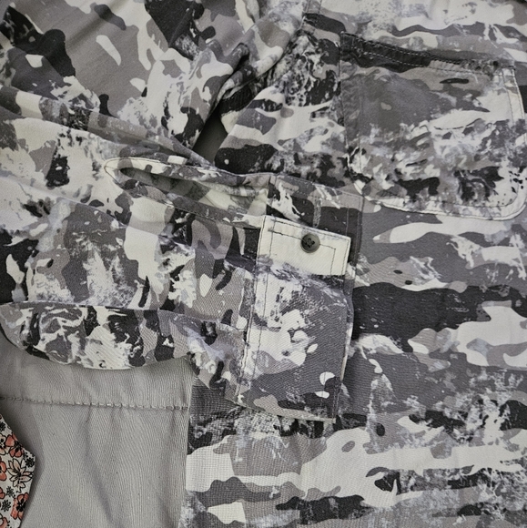 Rock & Republic Camouflage Button-Up Shirt Size L - Picture 2 of 6